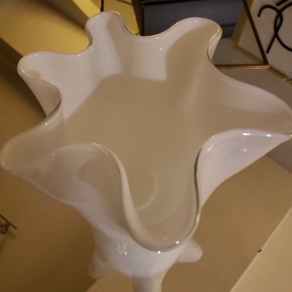 WHITE DECORATIVE GLASS VASE - Picture 2 of 5